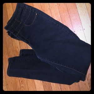 High waisted, 3 button dark blue jeans